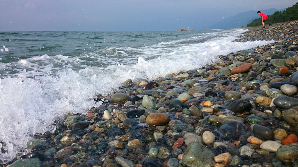ヒスイ海岸で石を探す子供