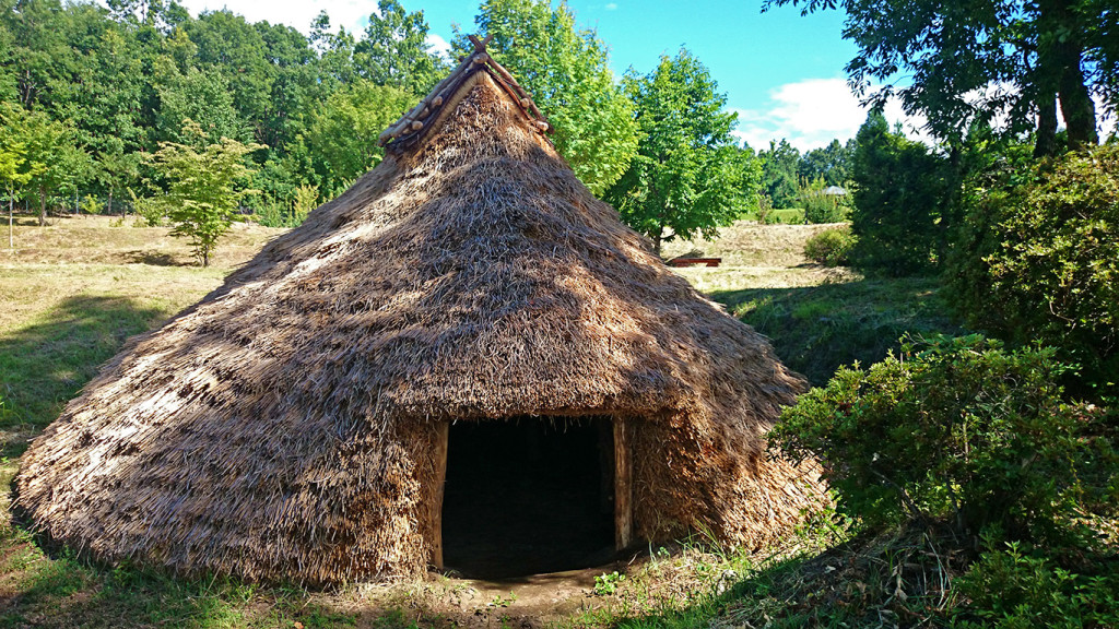 桜沢遺跡竪穴式住居の復元