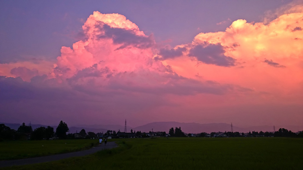 夏雲の夕焼けと田園風景