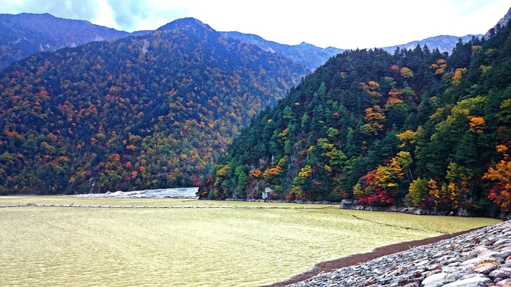 高瀬ダムのダム湖の紅葉