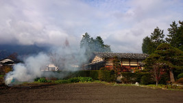 曽根原家住宅前の焚き火