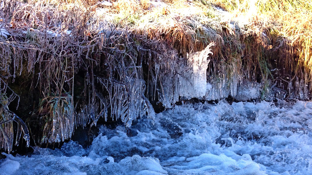 アーティスティックに凍った油川の風景4