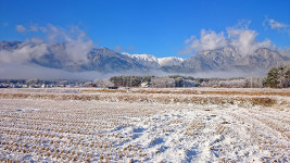 雪で白くなった田んぼから見る大天井岳