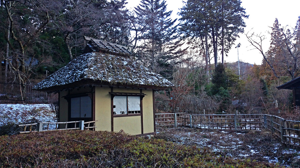 冬の松尾寺の庭の水車小屋