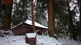 雪の中に佇む鶴王山松尾寺本堂
