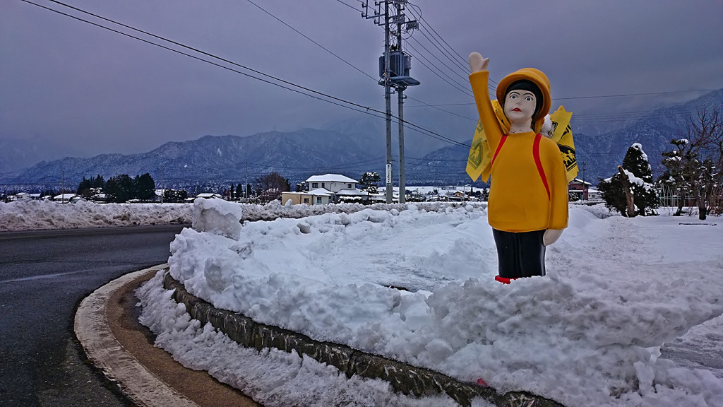 松川村横断歩道近くの人形