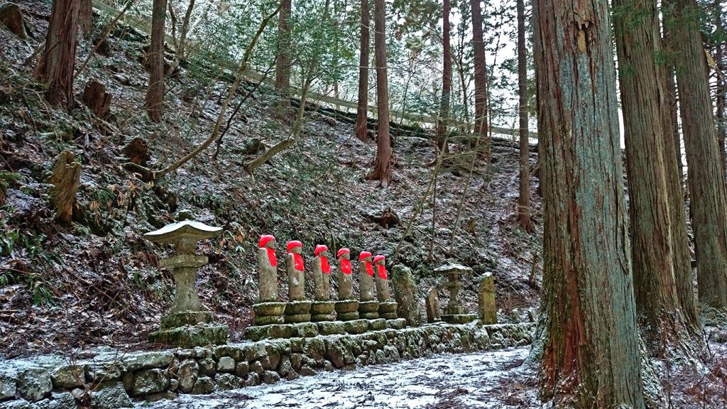 雪化粧した満願寺の六地蔵