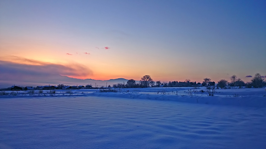 雪原と朝焼けの東の空