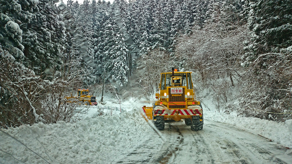 除雪車に除雪してもらいながら進む青木峠。