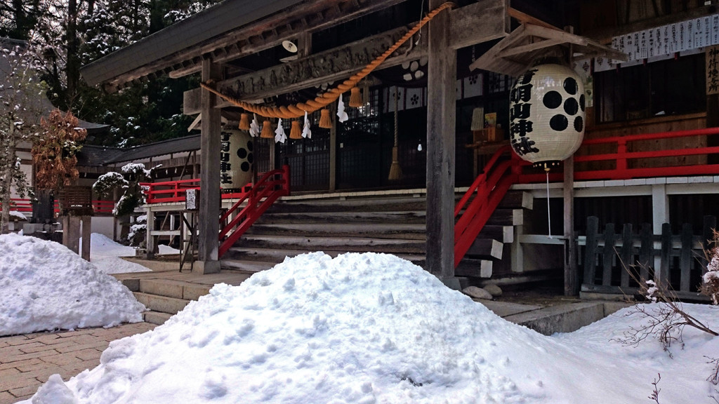 雪が残る有明山神社１