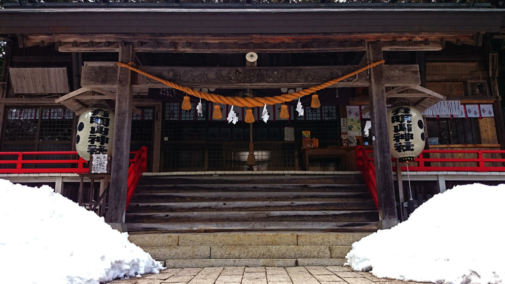 雪が残る有明山神社２