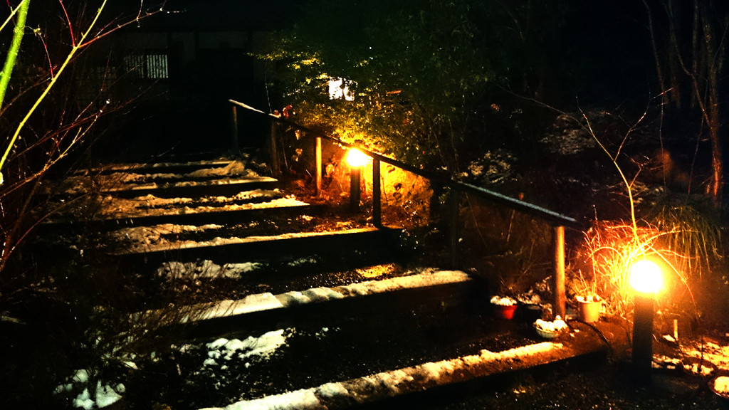 雪が残るにし屋別荘の夜の階段