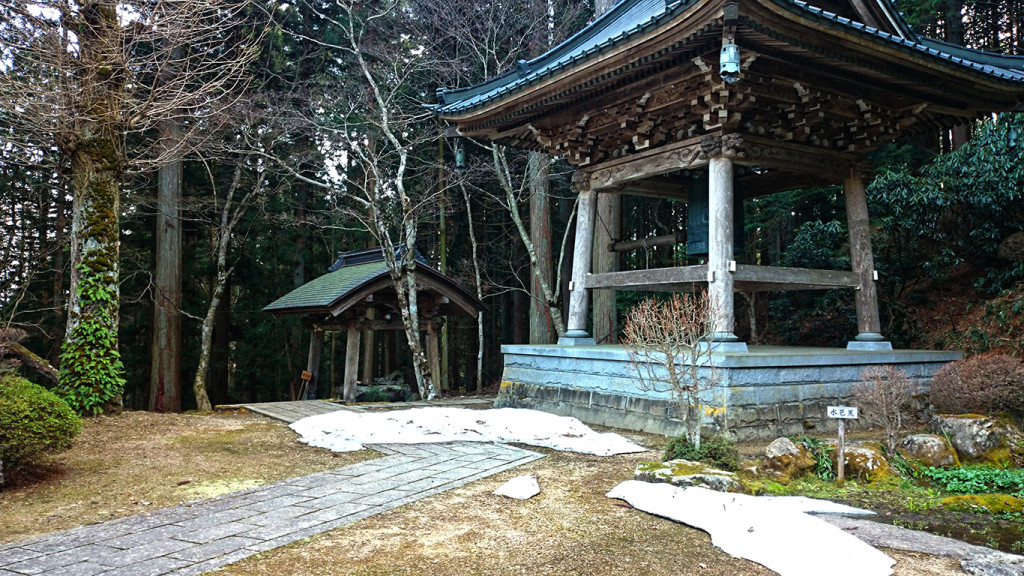 満願寺の鐘楼とまだ残る雪