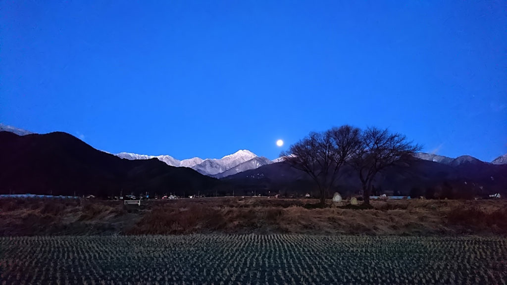 常念道祖神から見るまん丸お月様と白くなった常念岳。