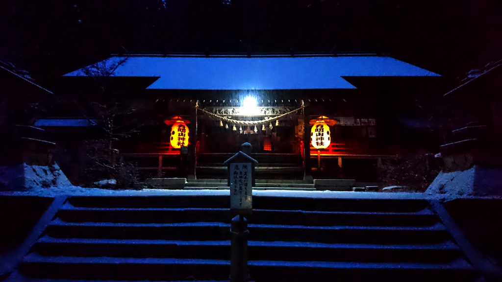 雪化粧した有明山神社の夜景１