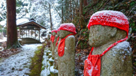 雪化粧した満願寺の六地蔵１