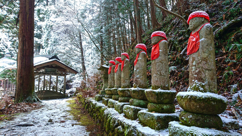 雪化粧した満願寺の六地蔵２