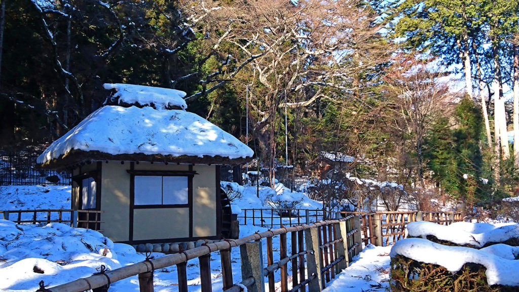 雪を被った松尾寺の水車小屋