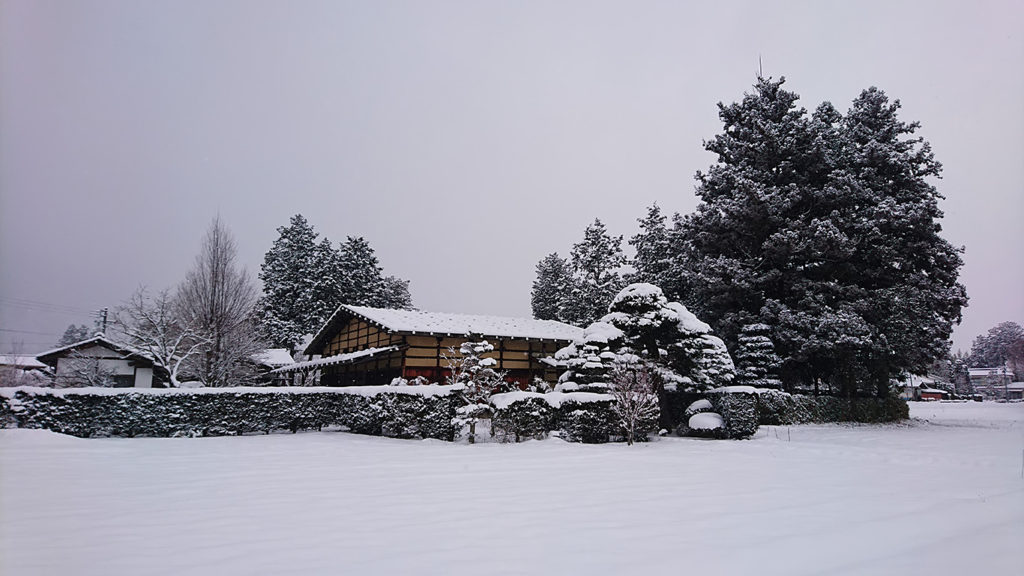 墨絵のような曽根原家住宅の雪景色１