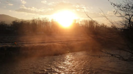 朝日を浴びる蓼川の川霧