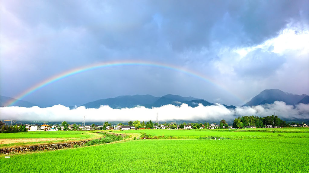 アーチ形の虹と横一直線の雲と有明山