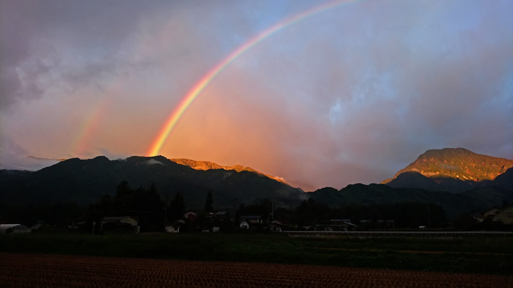 二重の虹と朝日に輝く大天井岳と有明山1