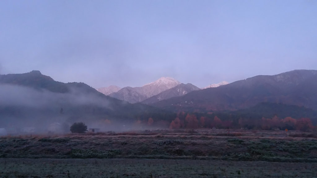 常念岳をバックに霧と霜の風景