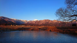 凍った久保田公園の池と常念岳