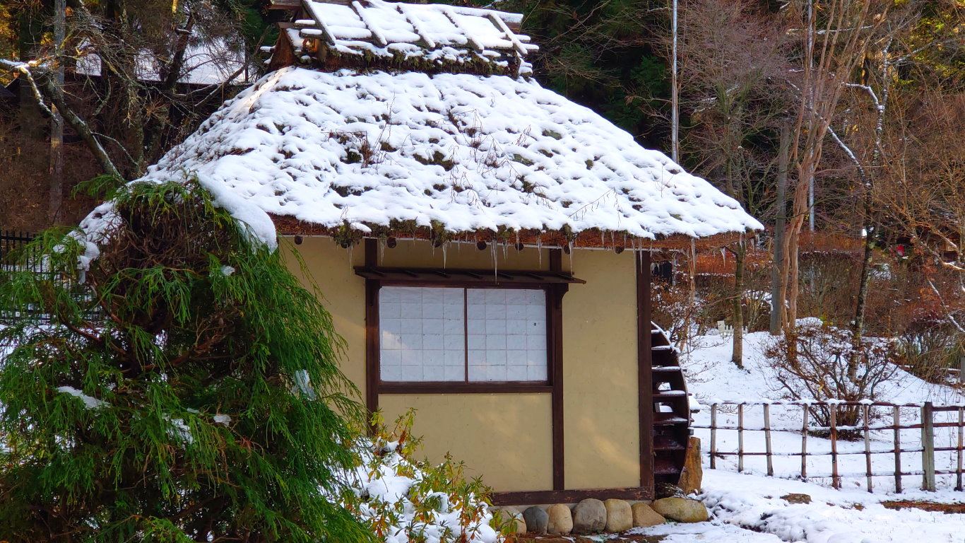 凍てつく松尾寺の水車小屋