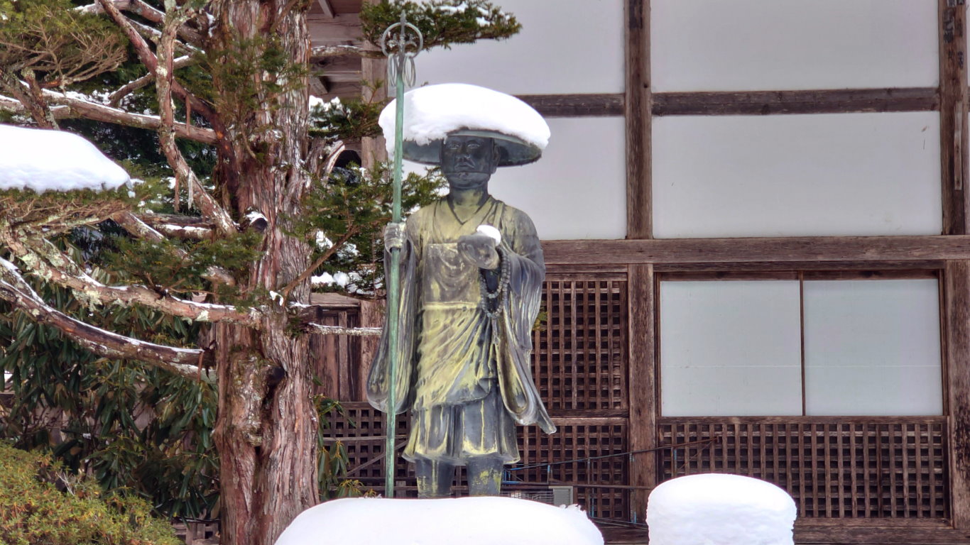雪を被った弘法大使像