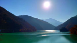 太陽と煌めく水面の龍神湖